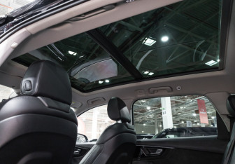 Подержанный автомобиль Audi Q7 2017 года (31 фото)
