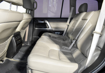 Подержанный автомобиль Toyota Land Cruiser Suv 2010 года (12 фото)