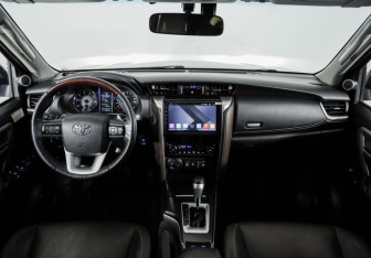 Подержанный автомобиль Toyota Fortuner 2017 года (10 фото)