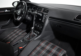 Подержанный автомобиль Volkswagen Golf GTI Hatchback 2015 года (13 фото)