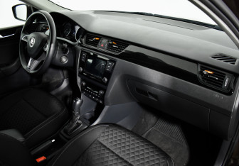 Подержанный автомобиль Skoda Rapid Liftback 2018 года (13 фото)