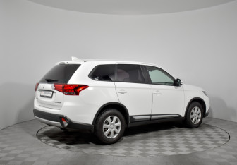 Подержанный автомобиль Mitsubishi Outlander 2017 года (5 фото)