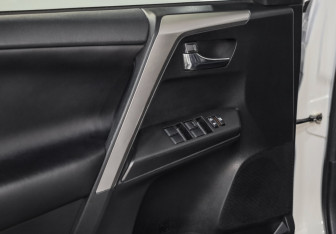 Подержанный автомобиль Toyota RAV4 2015 года (22 фото)