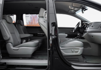 Подержанный автомобиль Kia Carnival 2020 года (26 фото)