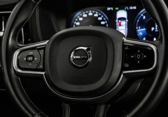 Подержанный автомобиль Volvo XC60 2019 года (14 фото)
