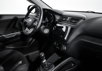 Подержанный автомобиль Kia Rio Sedan 2012 года (13 фото)