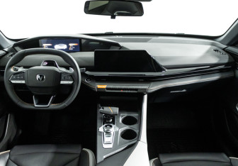 Подержанный автомобиль Changan UNI-V 2023 года (13 фото)