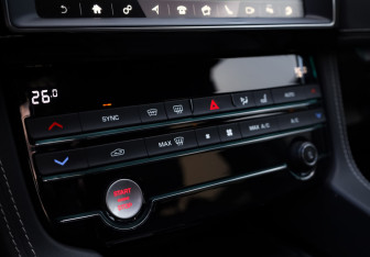 Подержанный автомобиль Jaguar F-Pace 2018 года (24 фото)