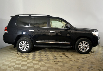Подержанный автомобиль Toyota Land Cruiser Suv 2015 года (7 фото)