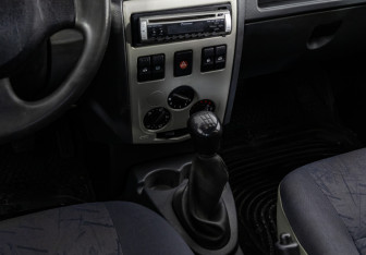 Подержанный автомобиль Renault Logan Sedan 2006 года (11 фото)