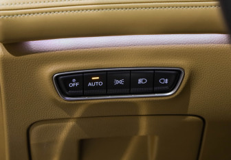 Подержанный автомобиль Voyah Dream 2023 года (24 фото)