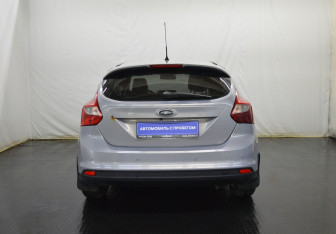 Подержанный автомобиль Ford Focus Hatchback 2012 года (6 фото)