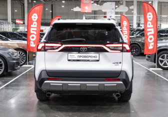 Подержанный автомобиль Toyota RAV4 2022 года (8 фото)