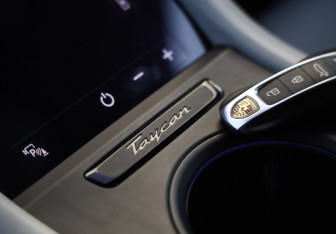 Подержанный автомобиль Porsche Taycan 2021 года (26 фото)