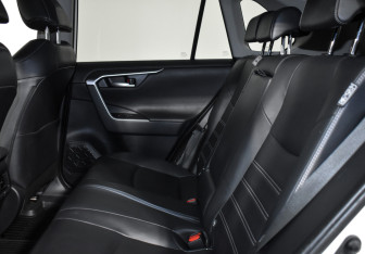 Подержанный автомобиль Toyota RAV4 2019 года (12 фото)