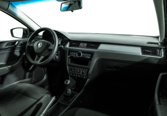 Подержанный автомобиль Skoda Rapid Liftback 2017 года (9 фото)