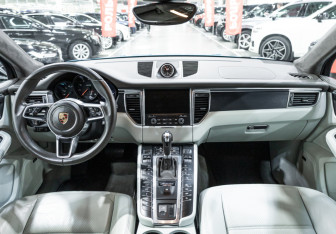 Подержанный автомобиль Porsche Macan 2016 года (22 фото)