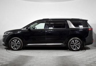 Подержанный автомобиль Kia Carnival 2023 года (8 фото)