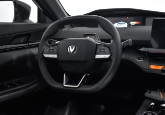 Подержанный автомобиль Changan UNI-V 2024 года (15 фото)