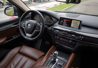Подержанный автомобиль BMW X6 2015 года (9 фото)