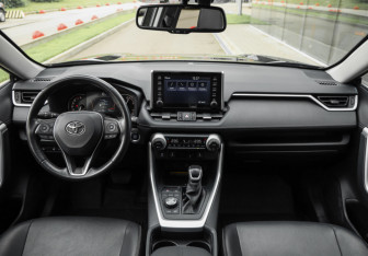 Подержанный автомобиль Toyota RAV4 2022 года (14 фото)