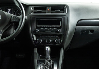 Подержанный автомобиль Volkswagen Jetta Sedan 2013 года (14 фото)