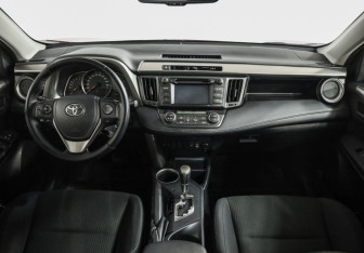 Подержанный автомобиль Toyota RAV4 2014 года (10 фото)
