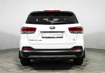 Подержанный автомобиль Kia Sorento 2016 года (6 фото)