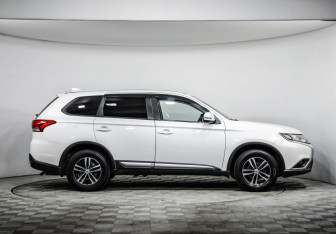 Подержанный автомобиль Mitsubishi Outlander 2019 года (4 фото)