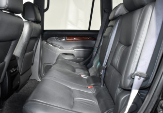 Подержанный автомобиль Toyota Land Cruiser Prado 2007 года (12 фото)