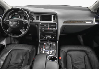Подержанный автомобиль Audi Q7 2011 года (13 фото)