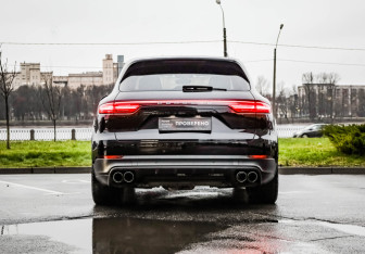 Подержанный автомобиль Porsche Cayenne 2018 года (8 фото)