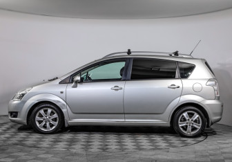 Подержанный автомобиль Toyota Corolla Verso 2007 года (8 фото)