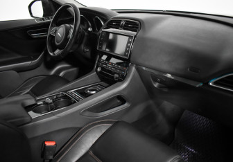 Подержанный автомобиль Jaguar F-Pace 2017 года (13 фото)