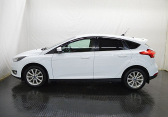 Подержанный автомобиль Ford Focus Hatchback 2017 года (8 фото)