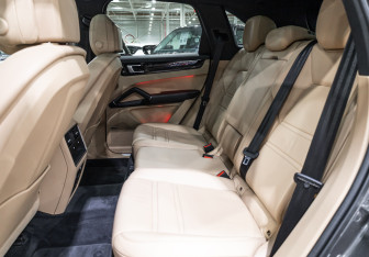 Подержанный автомобиль Porsche Cayenne 2020 года (37 фото)