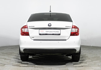 Подержанный автомобиль Skoda Rapid Liftback 2015 года (6 фото)