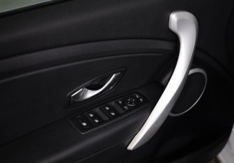 Подержанный автомобиль Renault Fluence 2010 года (18 фото)