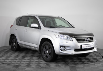 Подержанный автомобиль Toyota RAV4 2010 года (3 фото)
