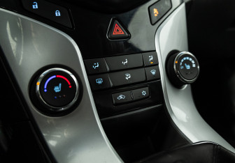 Подержанный автомобиль Chevrolet Cruze Hatchback 2013 года (15 фото)
