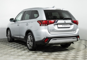 Подержанный автомобиль Mitsubishi Outlander 2021 года (7 фото)
