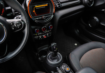 Подержанный автомобиль MINI Hatch 2019 года (22 фото)