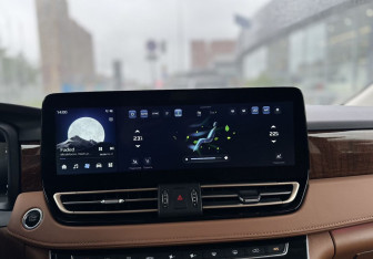 Подержанный автомобиль Hongqi HQ9 2022 года (17 фото)