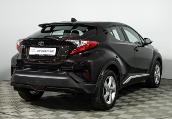 Подержанный автомобиль Toyota C-HR 2019 года (5 фото)