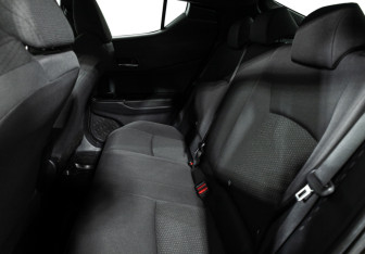 Подержанный автомобиль Toyota C-HR 2019 года (10 фото)