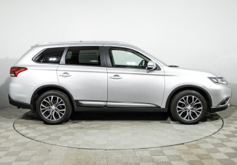 Подержанный автомобиль Mitsubishi Outlander 2017 года (4 фото)