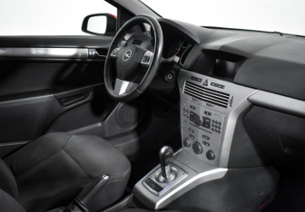 Подержанный автомобиль Opel Astra Hatchback 2010 года (13 фото)