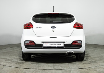 Подержанный автомобиль Kia Ceed Hatchback 2015 года (5 фото)