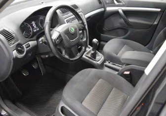Подержанный автомобиль Skoda Octavia Wagon 2011 года (10 фото)