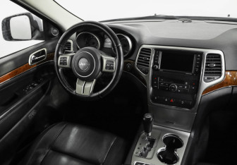 Подержанный автомобиль Jeep Grand Cherokee 2012 года (9 фото)